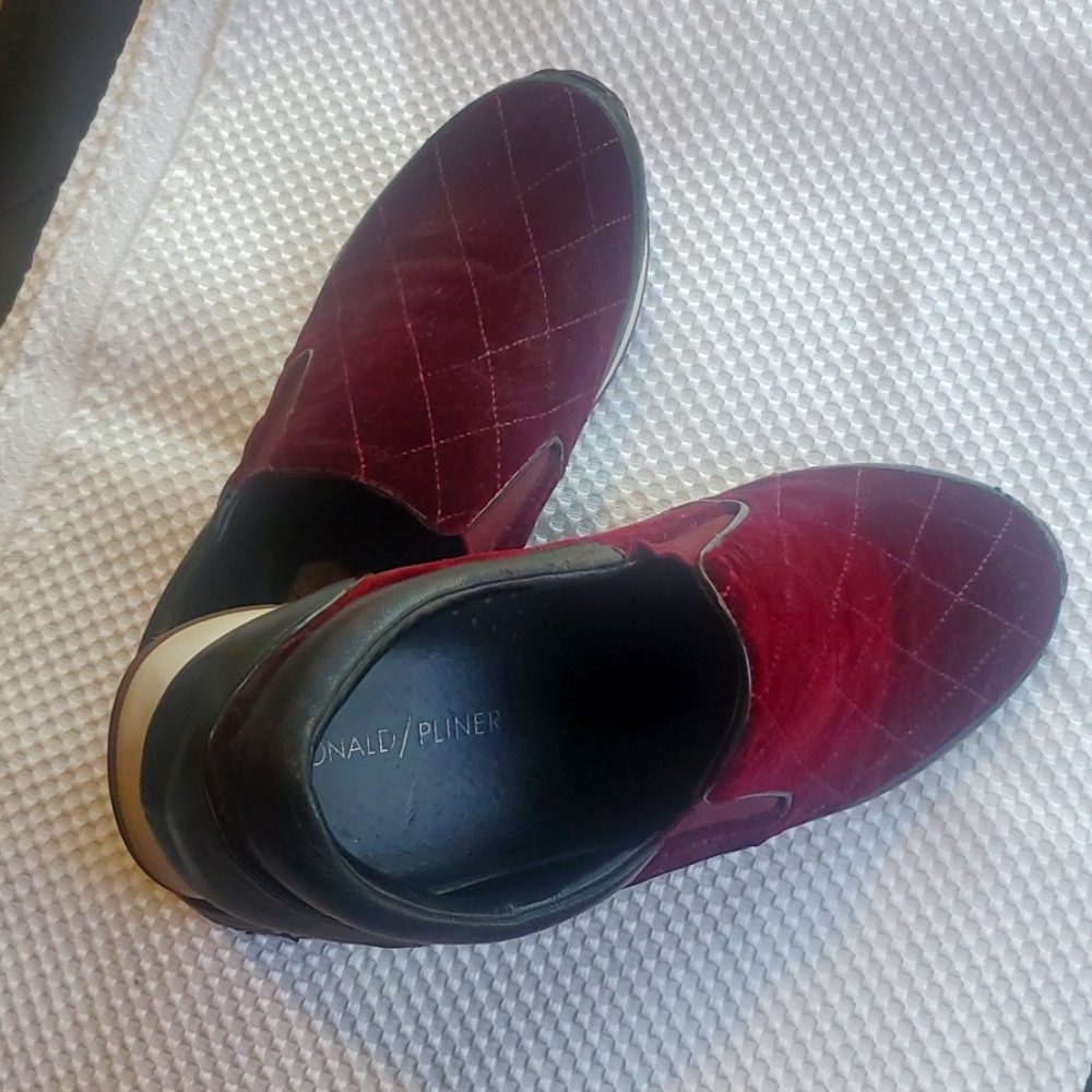 Donald Pliner slip-on leather/velveteen tennis shoe
